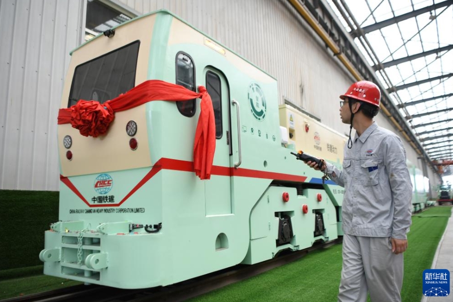 獨(dú)自に開発した自動運(yùn)転電気機(jī)関車がラインオフ　陝西省西安