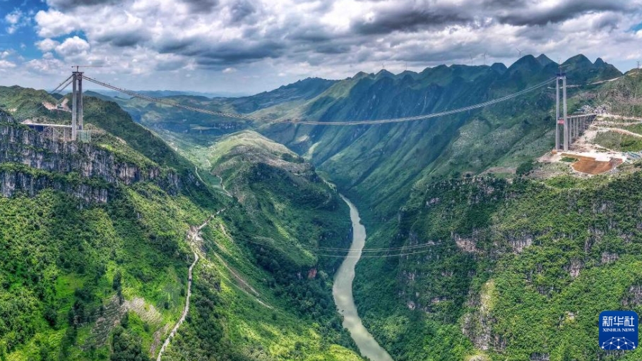 建設作業(yè)が進む花江峽谷大橋（7月7日、ドローンによる撮影?范暉）。