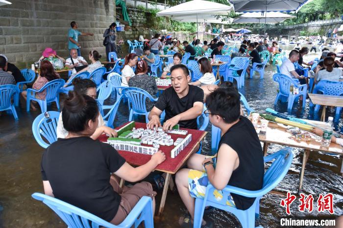 夏の川遊びを満?jiǎn)摔扦胫貞c偏巖古鎮(zhèn)