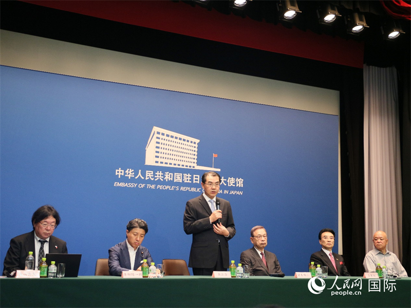 挨拶する?yún)医岂v日大使（左から3番目、撮影?許可）。