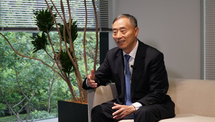 人民網(wǎng)のインタビューに応じた北京大學黨委員會元書記の閔維方氏。（撮影?蔣暁辰）