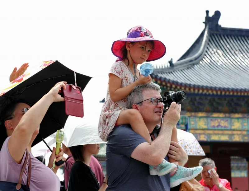 8月4日、蒸し暑い天気が続く北京で、暑さにもかかわらず天壇公園を訪れた観光客。（撮影?王新）
