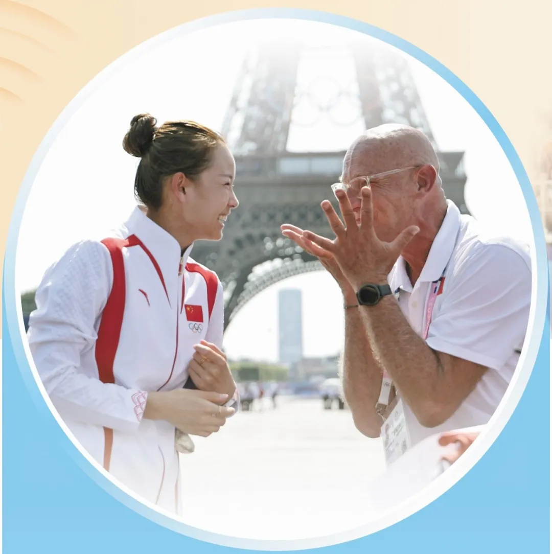 現(xiàn)地時(shí)間8月1日に行われたパリ五輪の陸上女子20キロ競(jìng)歩で金メダルを獲得し、大喜びする中國(guó)の楊家玉選手（左）とパトリチオコーチ（撮影?李鋼）。