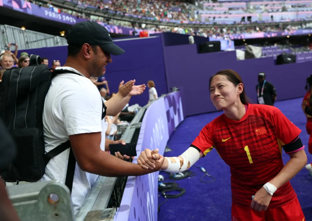 勝利を祝う女子ラグビー中國(guó)代表メンバーとニュージーランド人テクニカル?コーチのロキ氏（撮影?厲衍飛）。