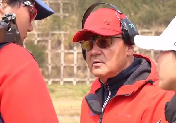 選手と言葉を交わすクレー射撃のイタリア人コーチのビアンコ氏（寫(xiě)真提供?江蘇體育新聞）。