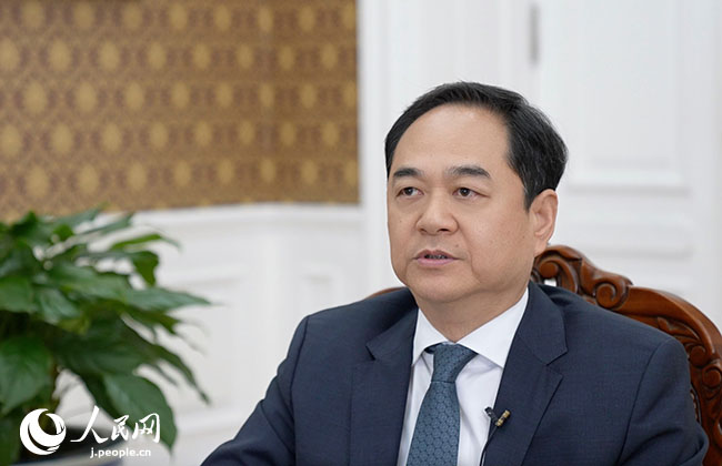 寫真：人民網(wǎng)の単獨(dú)インタビューを受ける中國人民対外友好協(xié)會(huì)の楊萬明會(huì)長（撮影?張麗婭）