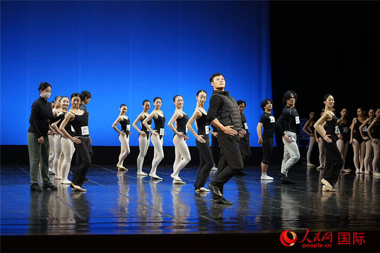 3月26日、中央バレエ団で交流學(xué)習(xí)中の松山バレエ団の青年代表団（撮影?張麗婭）