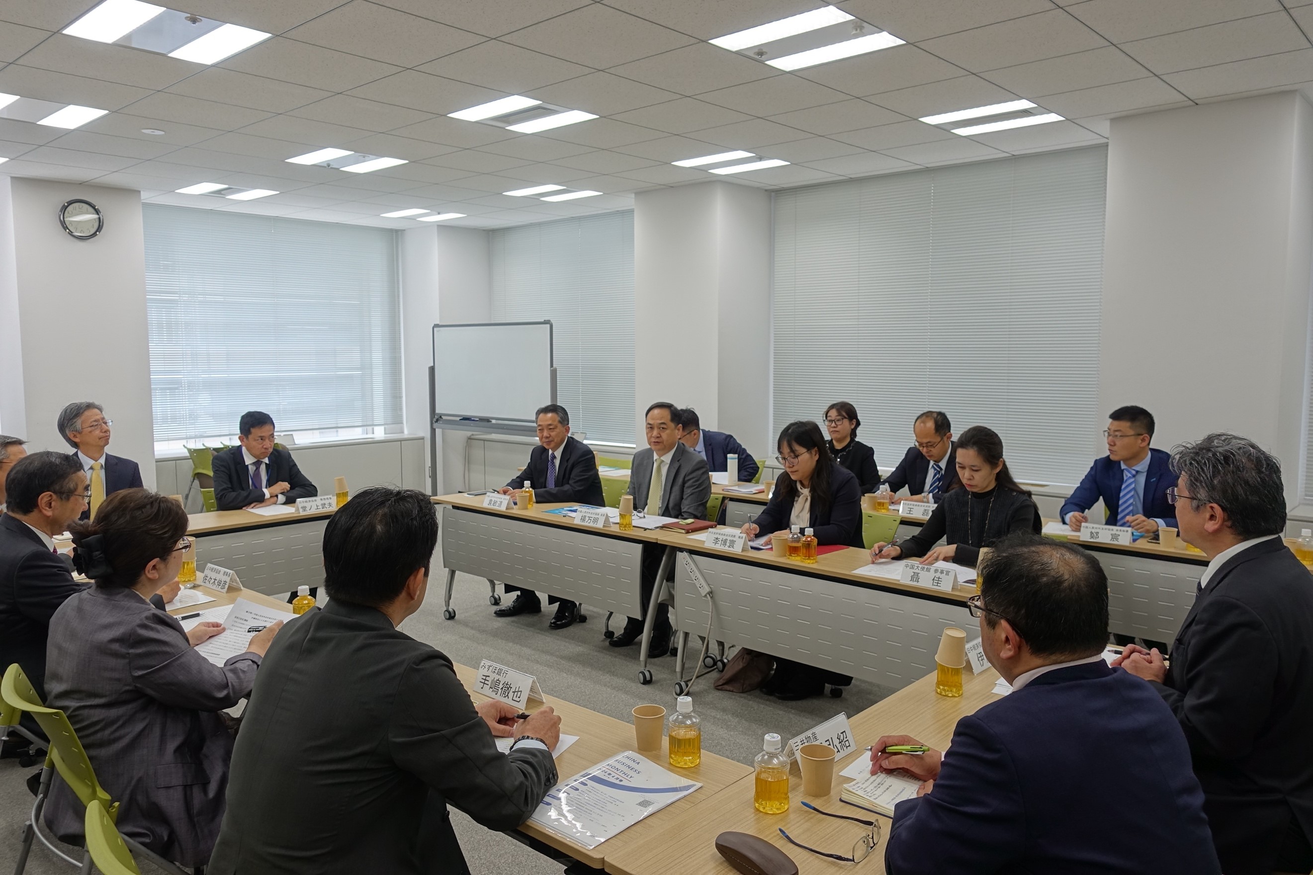 日本経済界の有力者と懇談する中國(guó)人民対外友好協(xié)會(huì)の楊萬明會(huì)長(zhǎng)（寫真提供?中國(guó)人民対外友好協(xié)會(huì)）