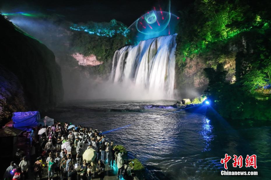 人気集める黃果樹(shù)瀑布のナイトツアー　貴州省