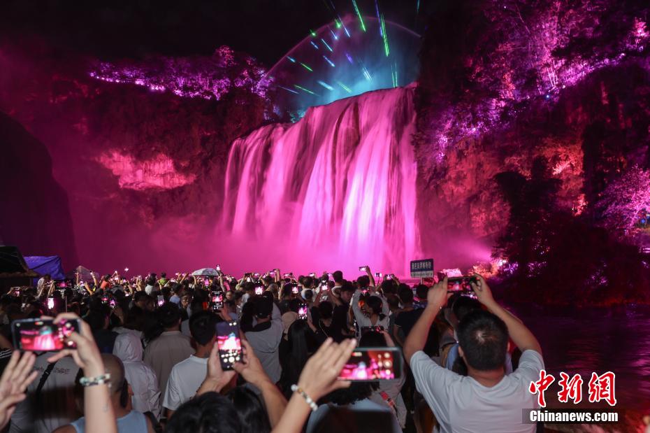 人気集める黃果樹(shù)瀑布のナイトツアー　貴州省