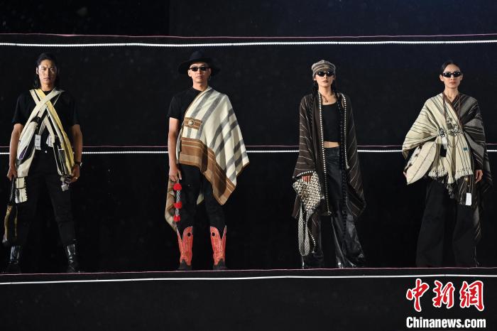 8月6日夜、コンテストで競い合ったモデルたち。（撮影?李亜龍）