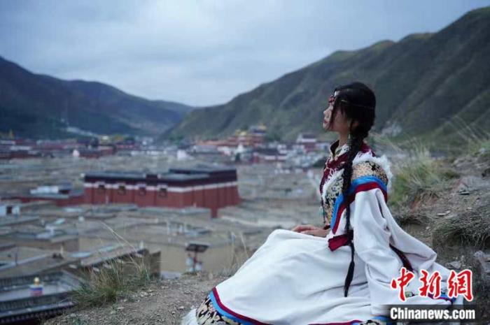 創(chuàng)作活動のために甘南蔵族自治州を訪れた北京の「05後（2005年から2009年生まれ）」の若い音楽クリエイターである陸韻淇さん。（資料寫真。寫真提供は取材対象者）