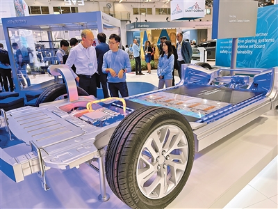 ミュンヘン國(guó)際モーターショーで、従業(yè)員は歐州の顧客に寧徳時(shí)代の電池技術(shù)を紹介した。