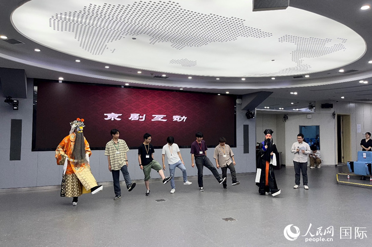 京劇の足運(yùn)びを習(xí)う日本の大學(xué)生代表団（撮影?陳思）。