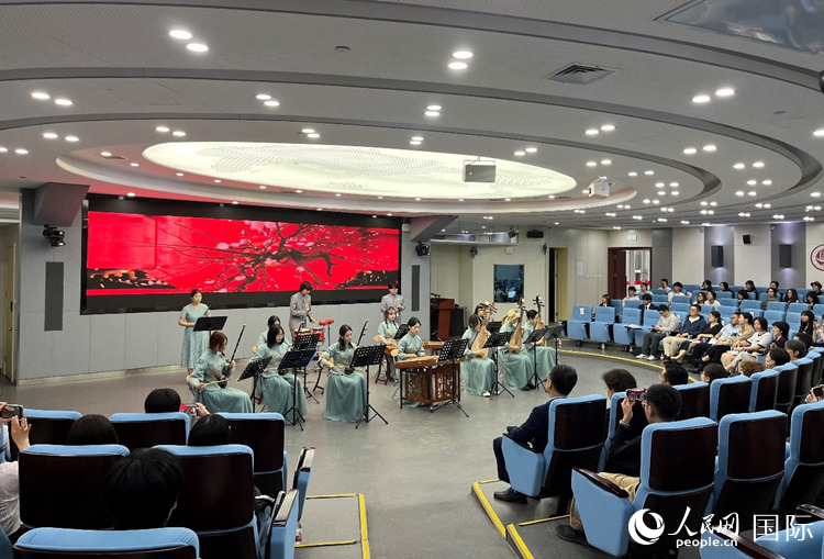中國の伝統(tǒng)音楽の演奏を披露する北京第二外國語學(xué)院の學(xué)生（撮影?陳思）。