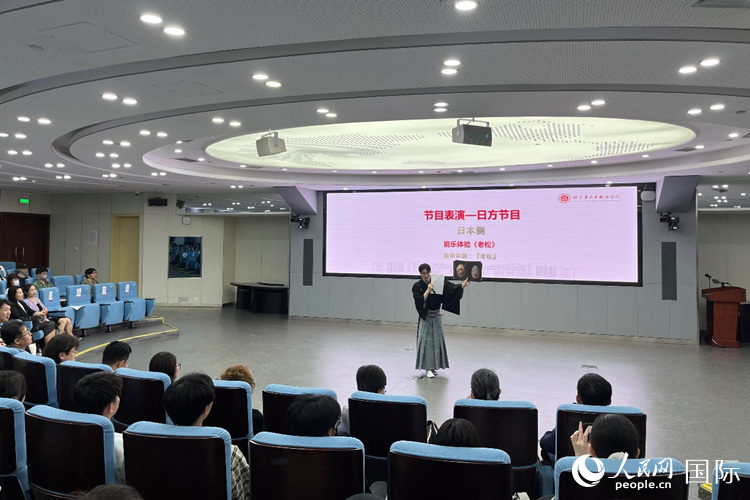 能について説明する日本の大學(xué)生（撮影?陳思）。