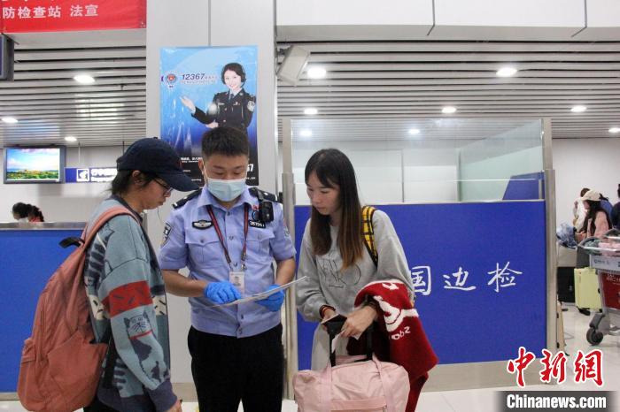 観光客を案內(nèi)する警察。（寫真提供は西雙版納國境検査所）