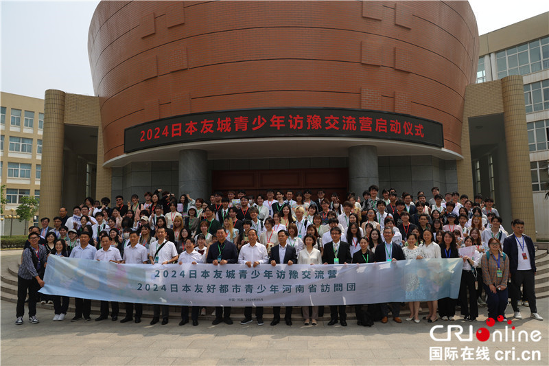 記念寫(xiě)真を撮影する交流活動(dòng)參加者。