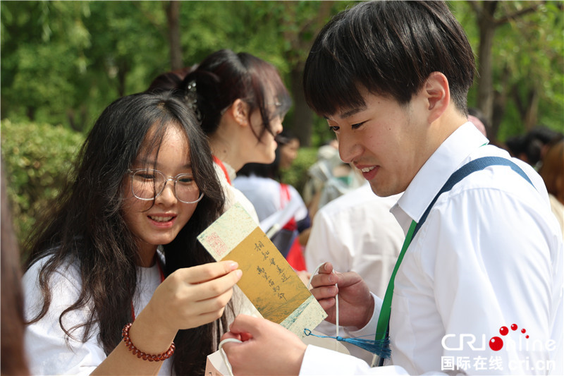 交流活動(dòng)に參加した中國(guó)と日本の青少年。