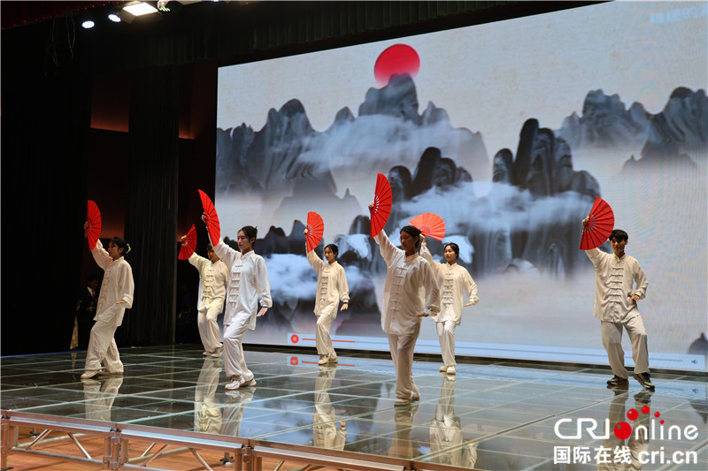 扇子を使った太極拳を披露する青少年。