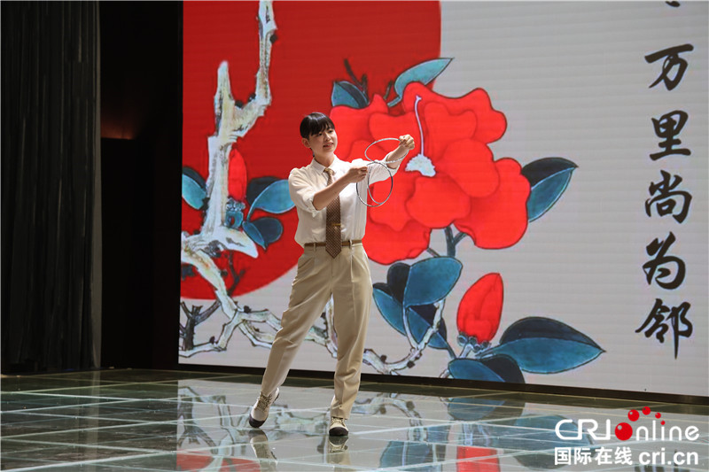 手品を披露する日本の學(xué)生。