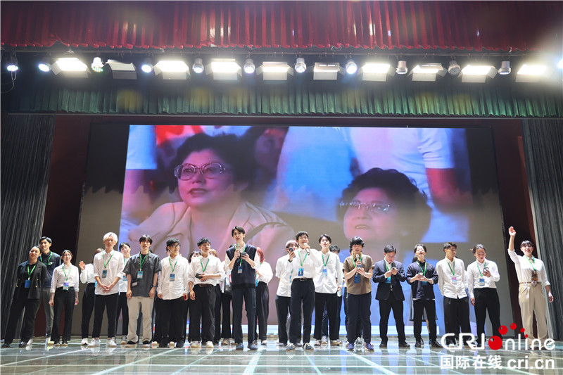 「世界に一つだけの花」を合唱する三重県の學(xué)生たち。