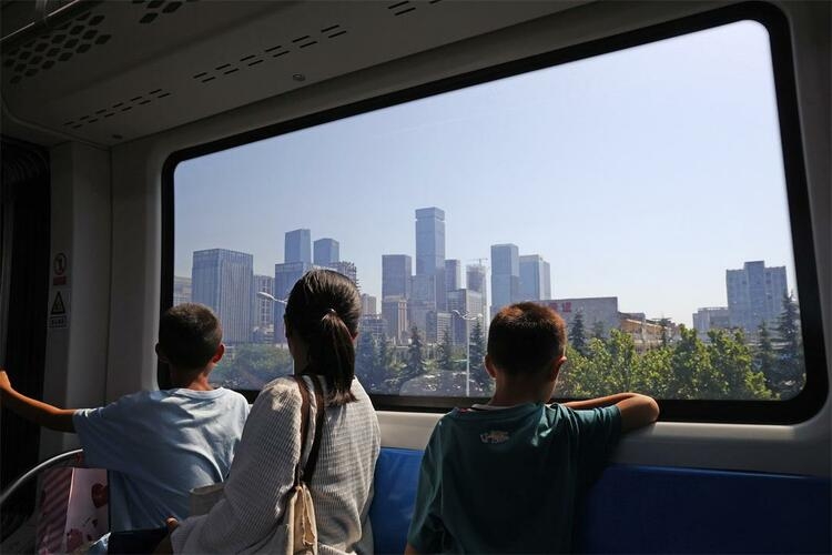 「雲(yún)巴」の車窓から西安市の景色を眺める乗客。