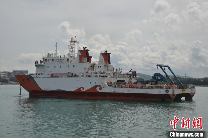 科學(xué)観測船「沈括」號が13日、三亜南山港公共科學(xué)観測埠頭から出航した。撮影?張?jiān)潞? /></p>
<p style=