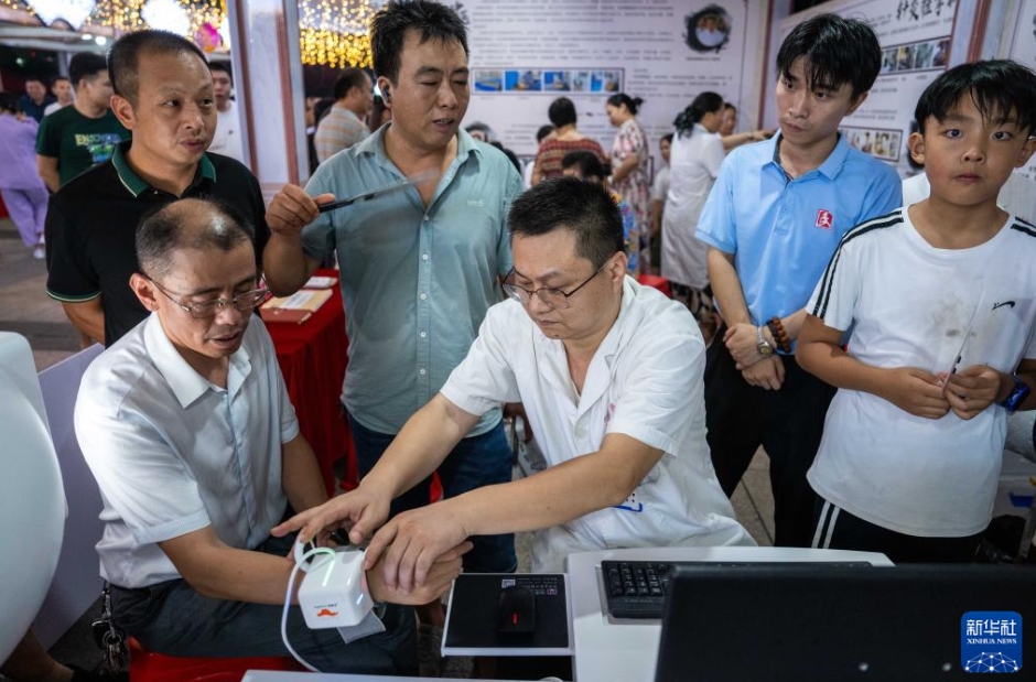 中醫(yī)學(xué)の醫(yī)師が屋臺(tái)主に？湖南省常寧市で「中醫(yī)ナイトマーケット」