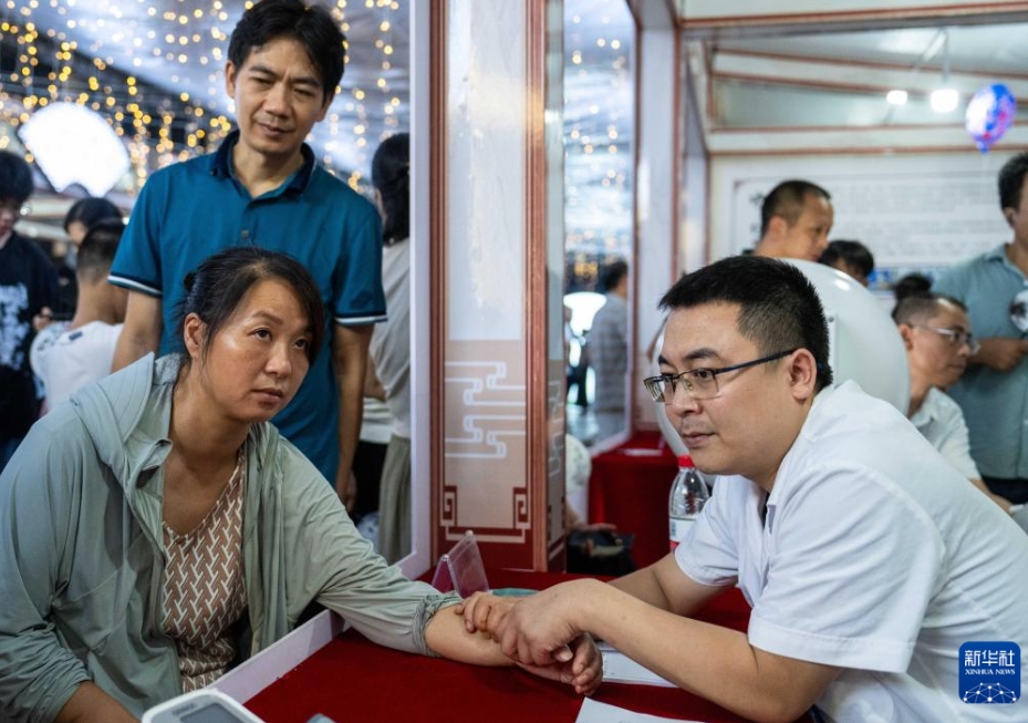 中醫(yī)學の醫(yī)師が屋臺主に？湖南省常寧市で「中醫(yī)ナイトマーケット」