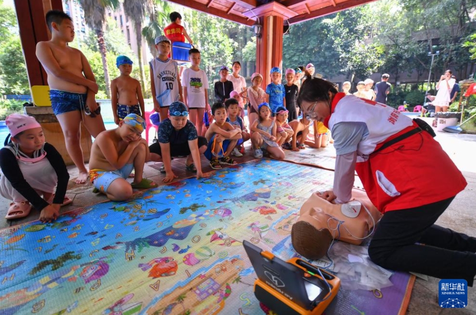 夏休みの子どもたちを?qū)澫螭摔筏繜o(wú)料水泳教室　湖南省瀏陽(yáng)