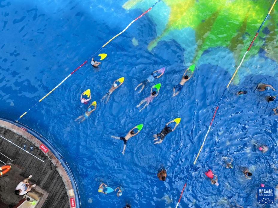 夏休みの子どもたちを?qū)澫螭摔筏繜o料水泳教室　湖南省瀏陽
