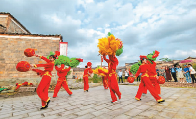 ここ數(shù)年、江西省撫州市金渓県は古村観光景勝地の常態(tài)化された無(wú)形文化遺産のパフォーマンスを行い、現(xiàn)地の古村の観光産業(yè)の発展を促進(jìn)している。寫真は同県雙塘鎮(zhèn)竹橋村の無(wú)形文化遺産の「手揺獅」のパフォーマンス。（撮影?鄧興東。寫真提供は人民視覚）