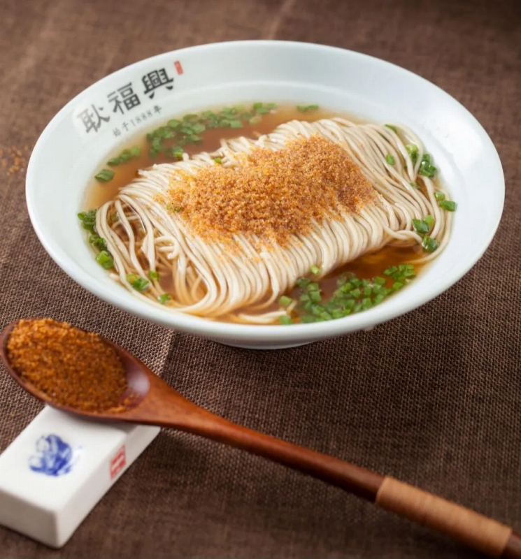 淡水エビの卵をたっぷりのせた麺料理。