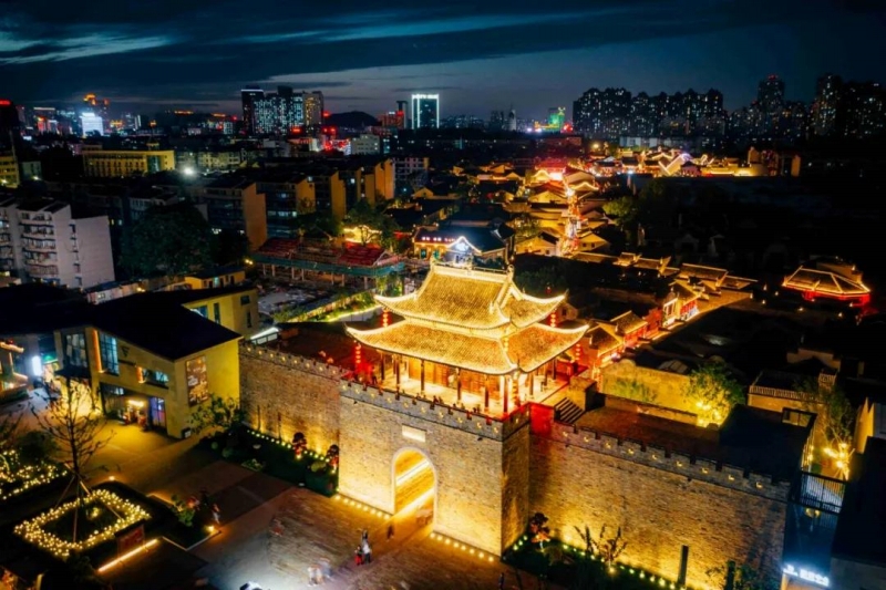 美しくライトアップされた蕪湖古城の長(zhǎng)虹門。