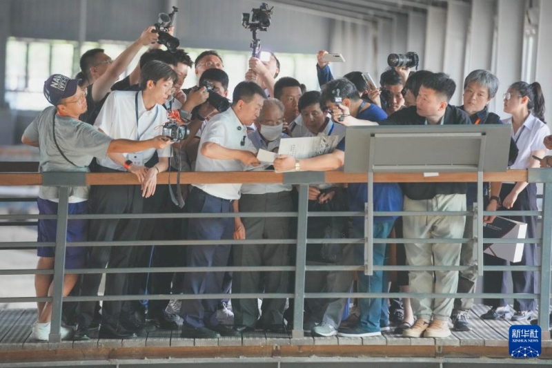 731部隊(duì)跡地を訪問した清水英男さん（寫真真ん中、撮影?王建威）。