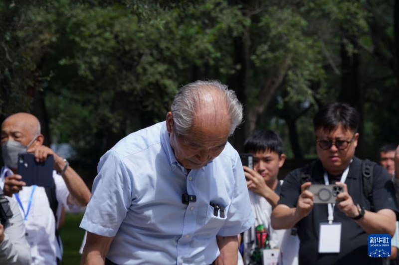 731部隊(duì)跡地にある「謝罪と不戦平和の誓い」と書かれた石碑に向かって頭を下げ、後悔の念と謝罪の気持ちを表す清水英男さん（8月13日撮影?王松）。