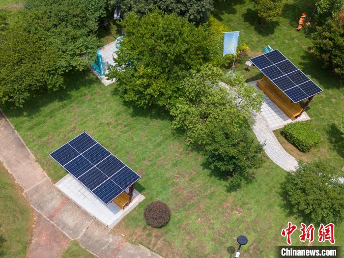 14日、長沙橘子洲に設(shè)置された多くのソーラーオーニング。