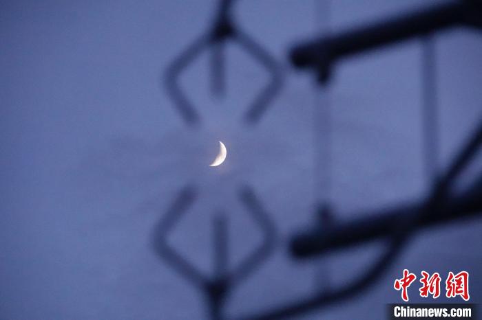 中國科學(xué)院チョモランマステーション。観測機器はまるで月を探査しているようだ。（撮影?孫自法）