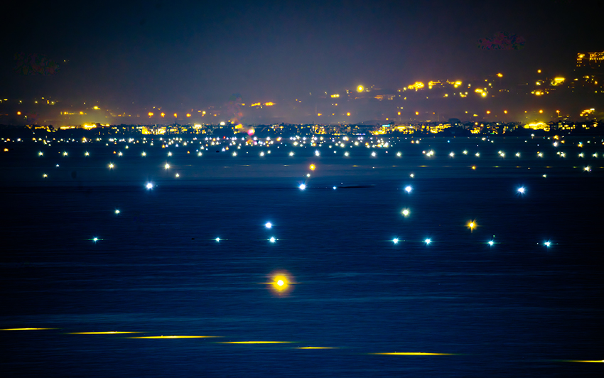 洱海に輝く「星」のような漁船の燈り　雲(yún)南省