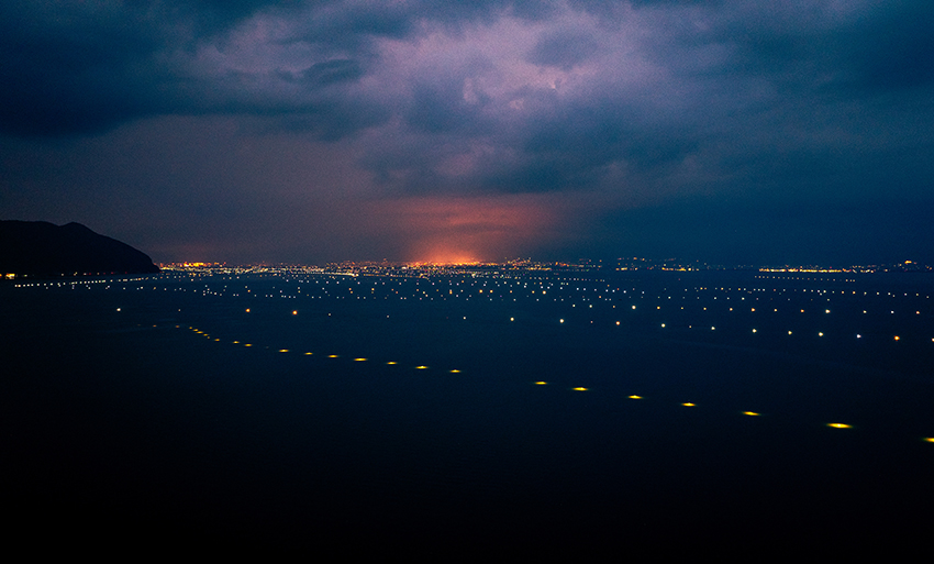 洱海に輝く「星」のような漁船の燈り　雲(yún)南省