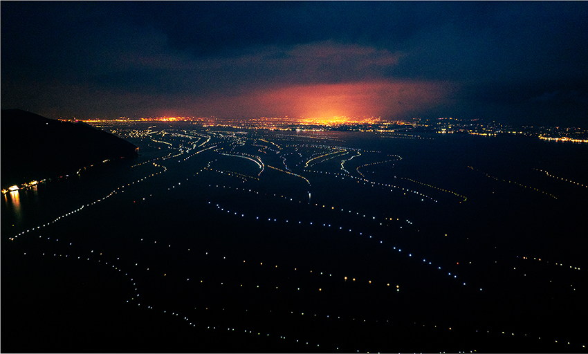 洱海に輝く「星」のような漁船の燈り　雲(yún)南省