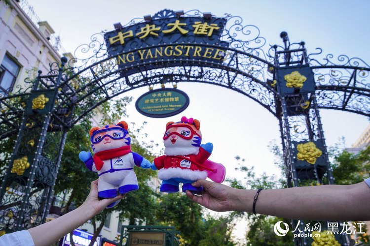 冬季アジアハルビン大會の公式マスコット「浜浜」と「妮妮」と一緒にお出かけ