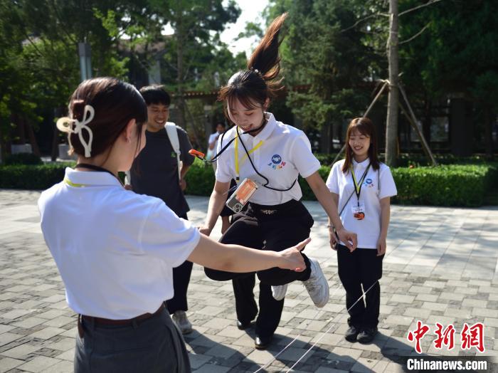 訪問した山西大學(xué)で中國で流行しているゴム跳びを體験する日本の青少年交流団のメンバー（撮影?南嘉豪）。