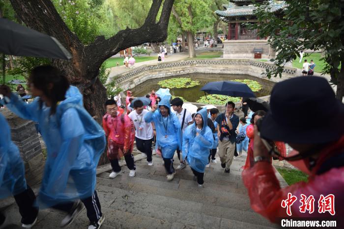 晉祠を見學(xué)する日本青少年交流団と太原外國語學(xué)校の學(xué)生（撮影?南嘉豪）。