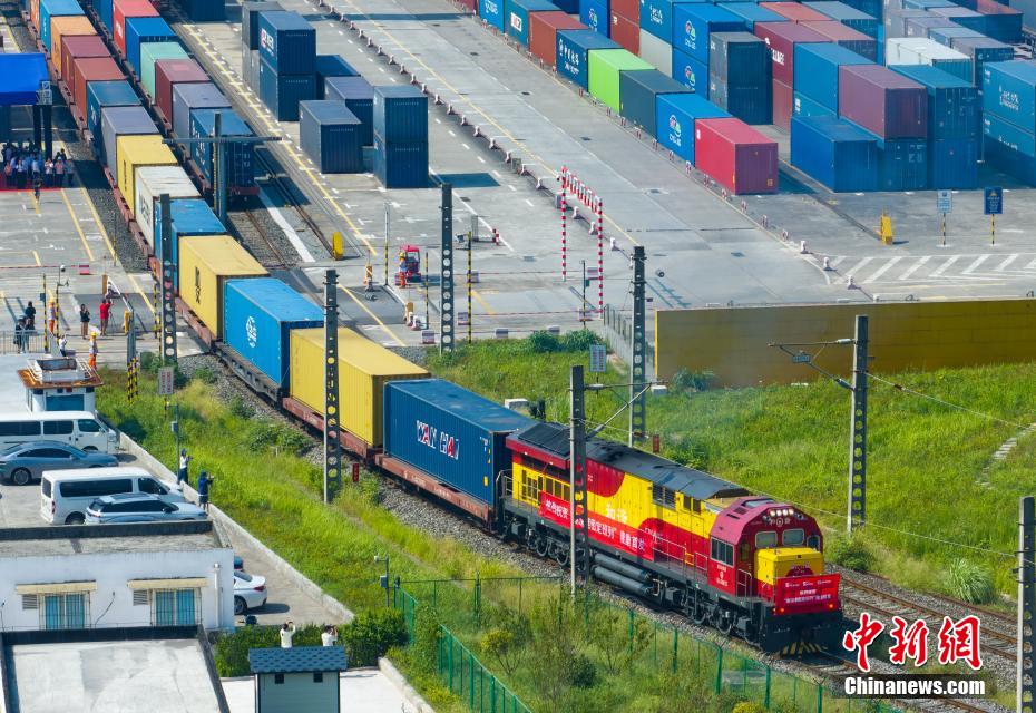 重慶?深セン?香港結(jié)ぶ國際定期貨物列車の初発列車が重慶を出発