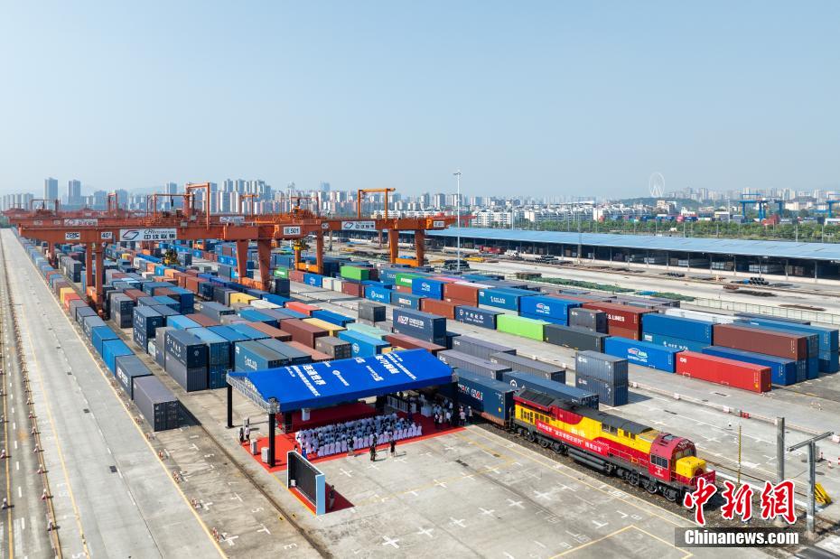 重慶?深セン?香港結(jié)ぶ國際定期貨物列車の初発列車が重慶を出発