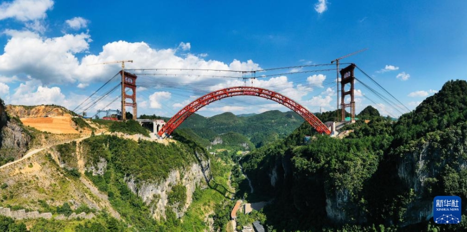 貴平高速道路の馬場(chǎng)河特大橋のメインアーチが閉合完了　貴州省