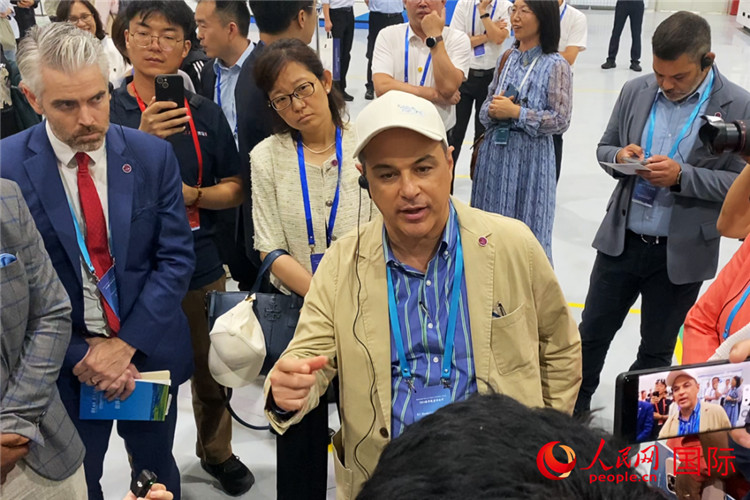 于民社長と話し合うアルゼンチンのマルセロ?スアレス?サルビア駐中國大使(撮影?宋歌)