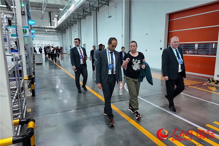 億華通動力科技有限公司の工場を見學(xué)する各國の外交官や國際機(jī)関の代表(撮影?方童)